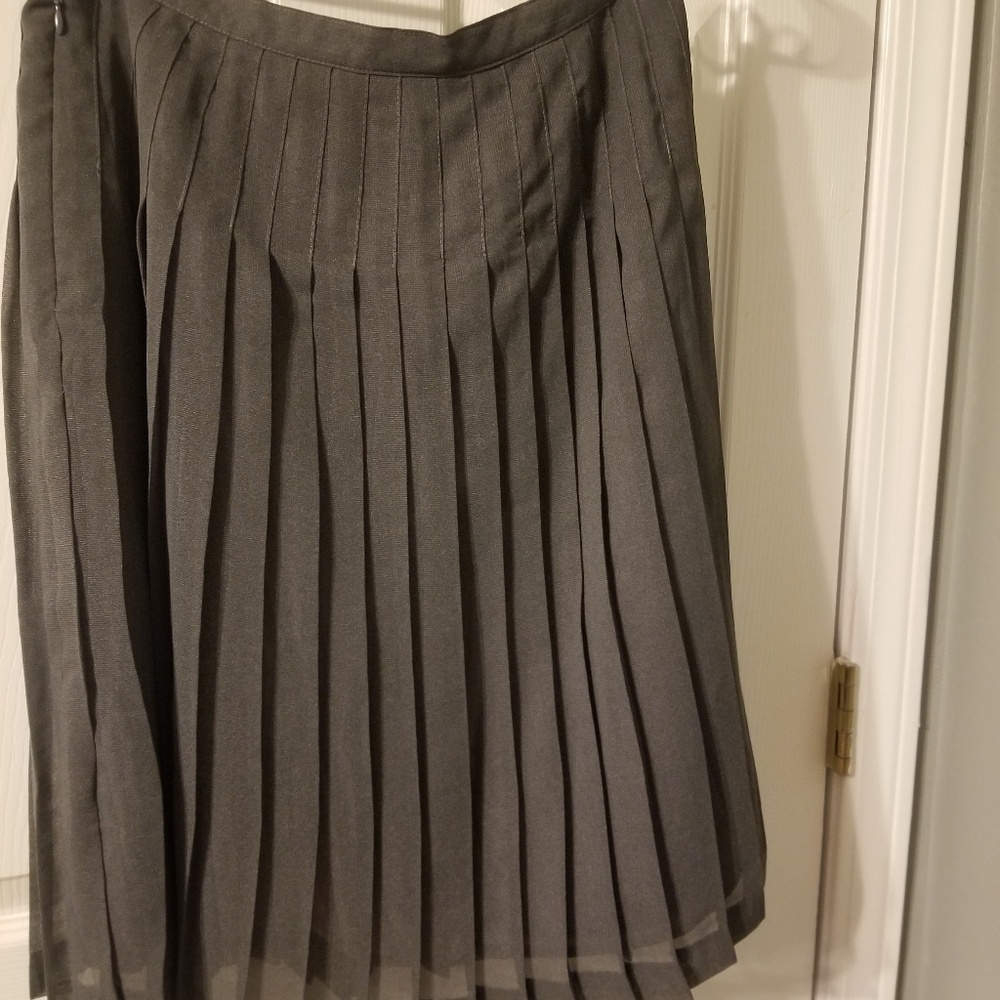Pleated mid length skirt